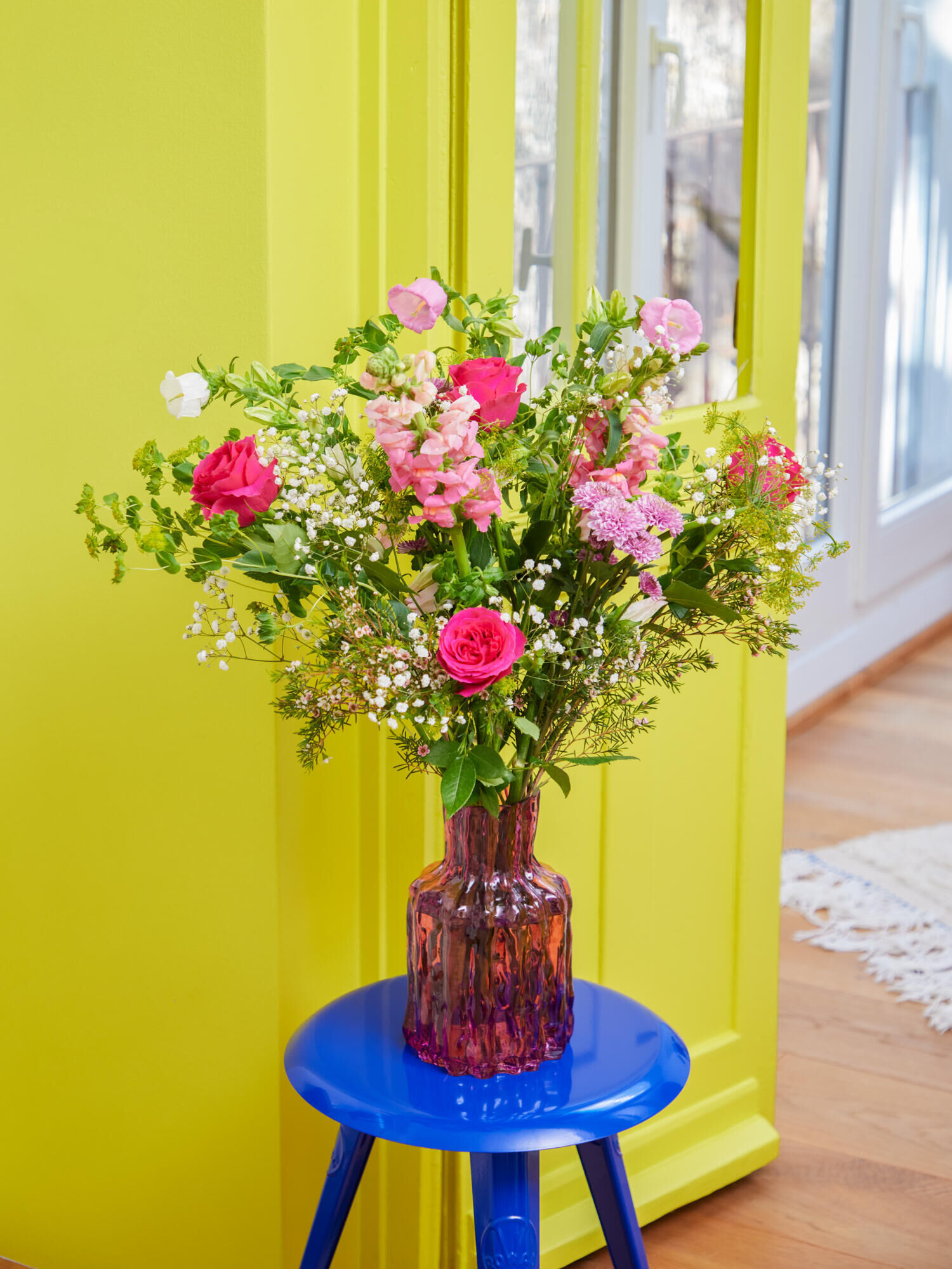 Blumenarrangement, Bouquet, Glasvase, rosa Blumen, grünes Laub