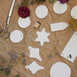 Zusatz mit Nadel und Schnur