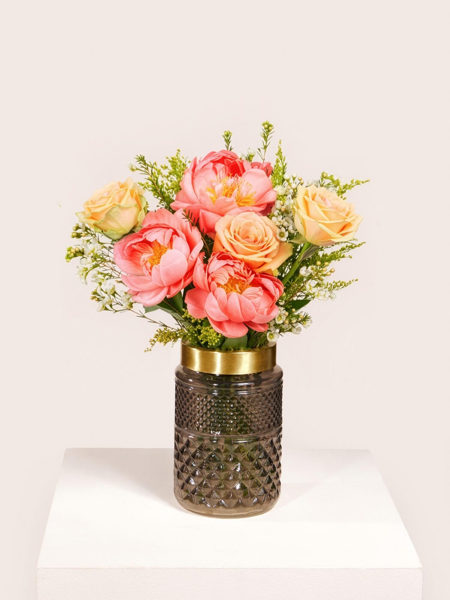 Blumenarrangement, Bouquet, Rosen, Pfingstrose, Glasvase