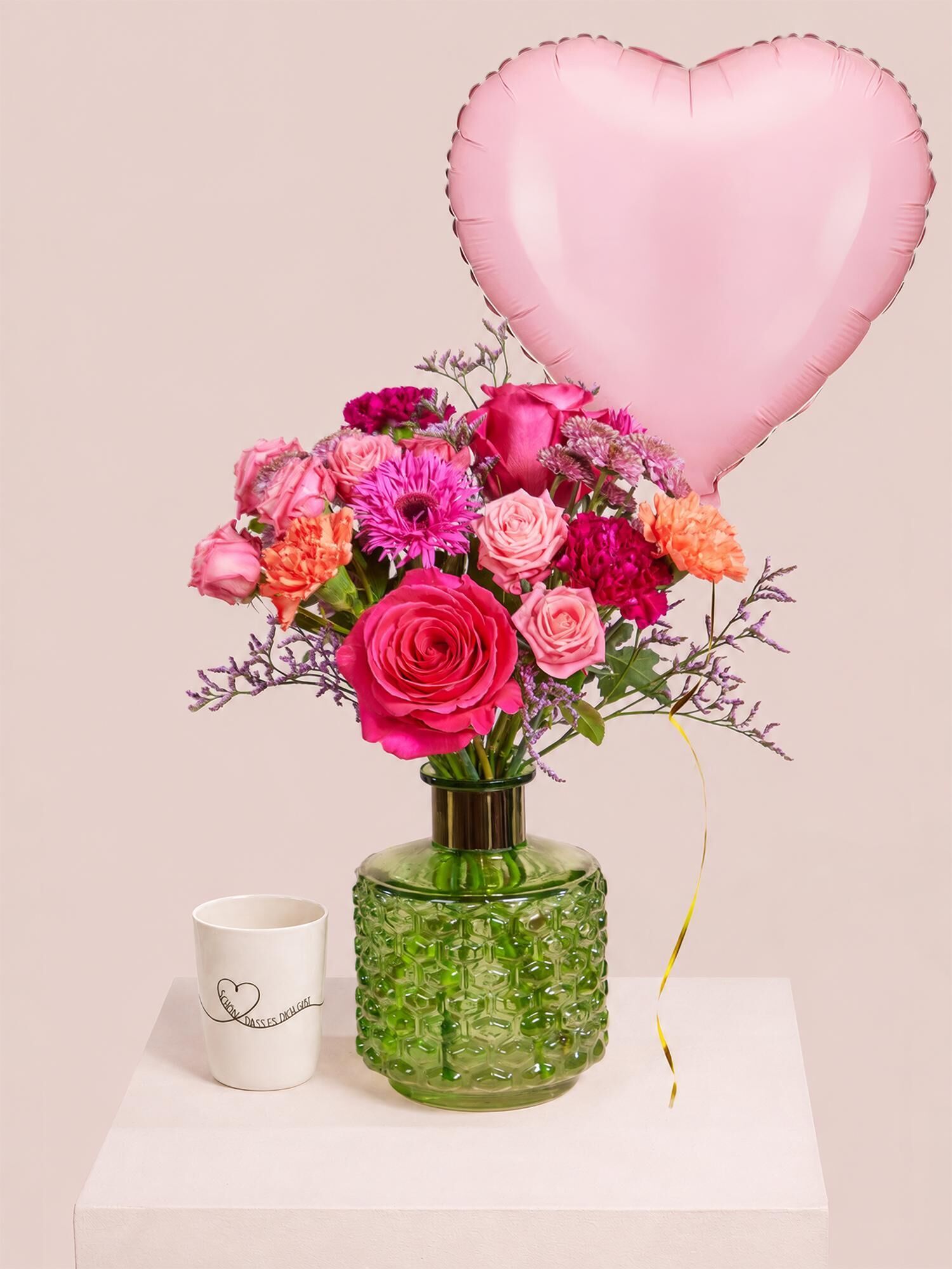 Blumenarrangement, pinkfarbene Blumen, grünes Vase, Herz-Luftballon, Tischdeko
