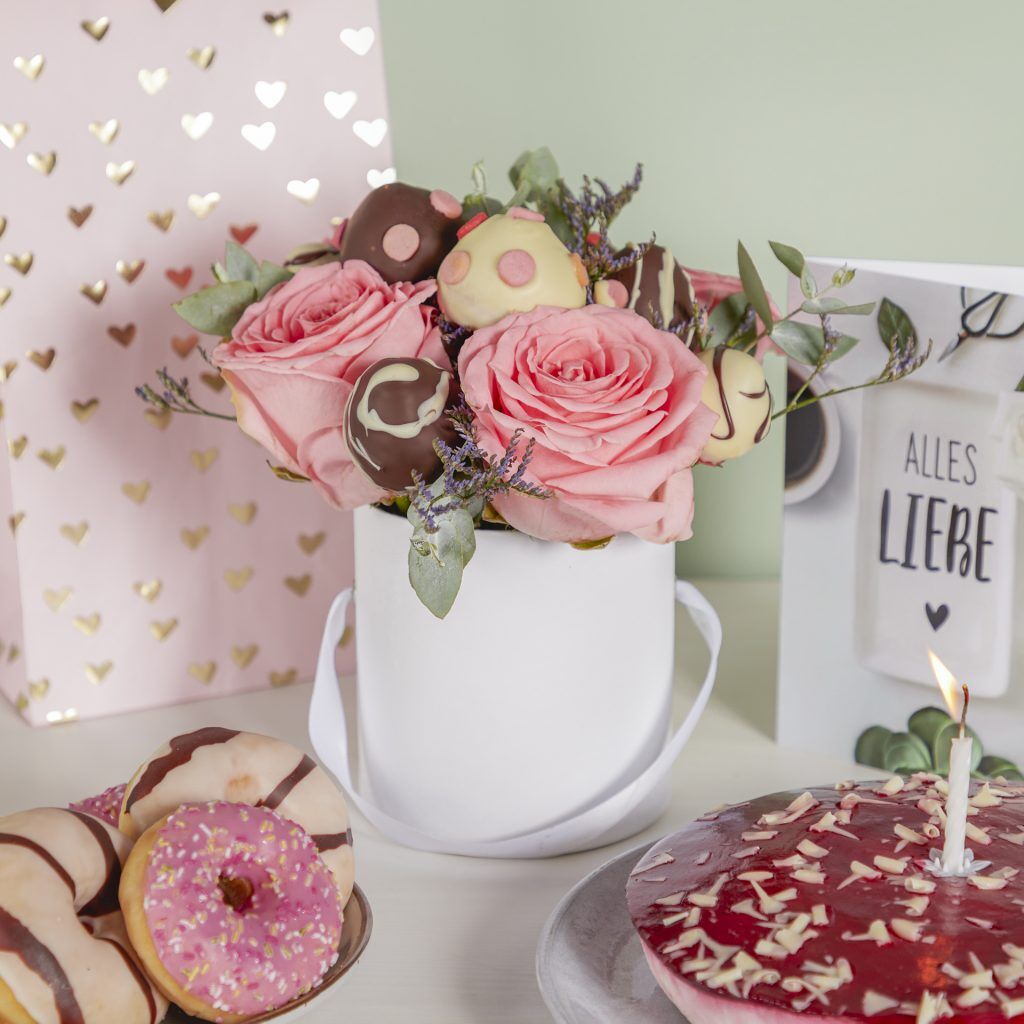 Fertige Erdbeeren mit Deko