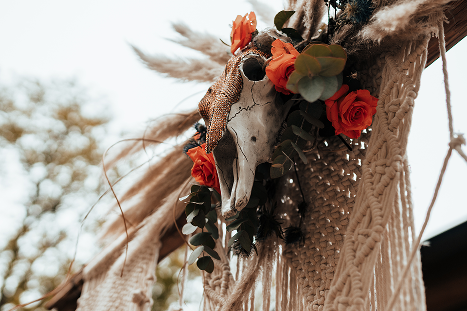 Deko-Schädel mit Blumen