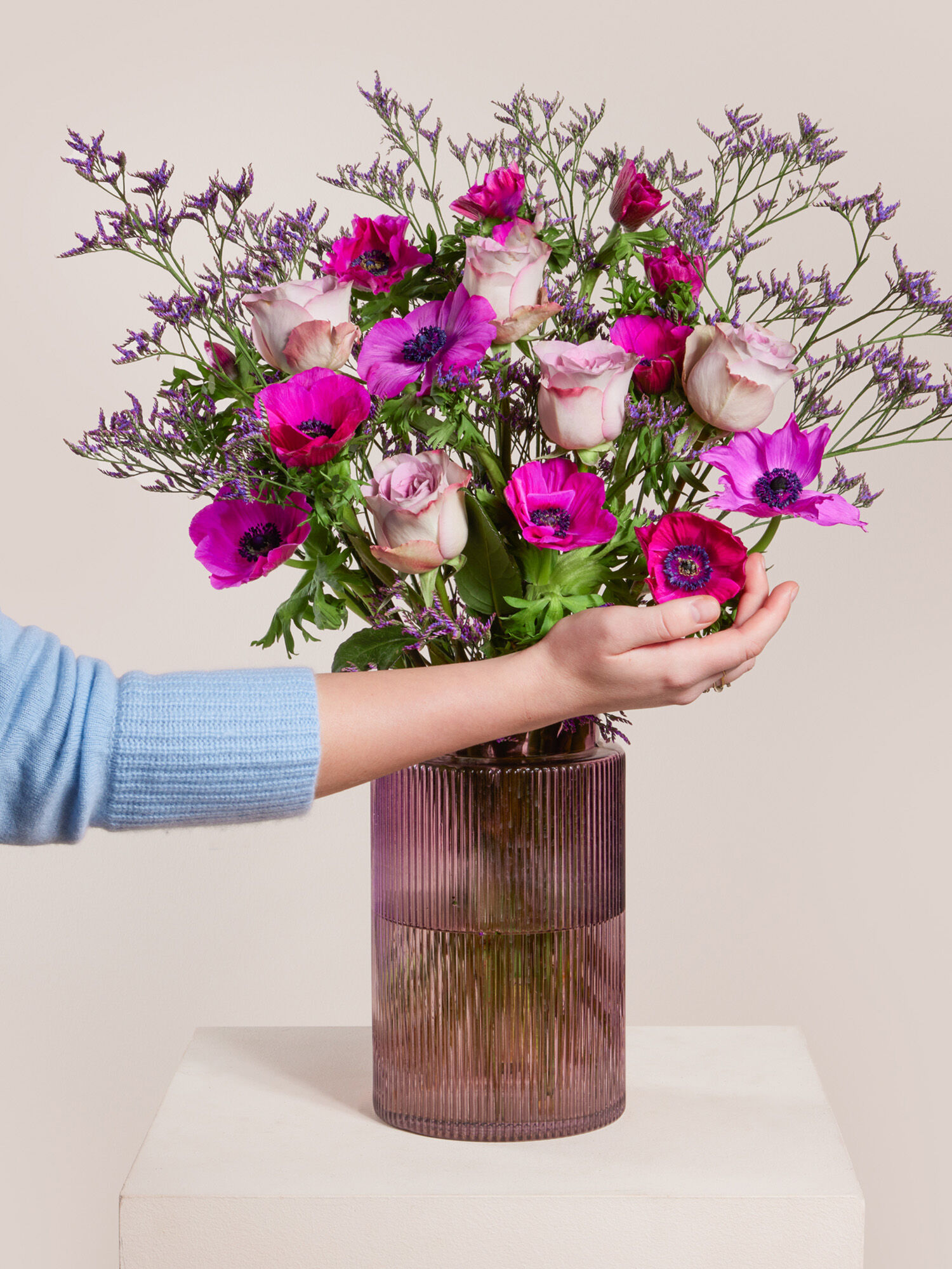 Blumenstrauß, rosa Lilie?, lila Blüten, glasvase, in der Hand gehalten