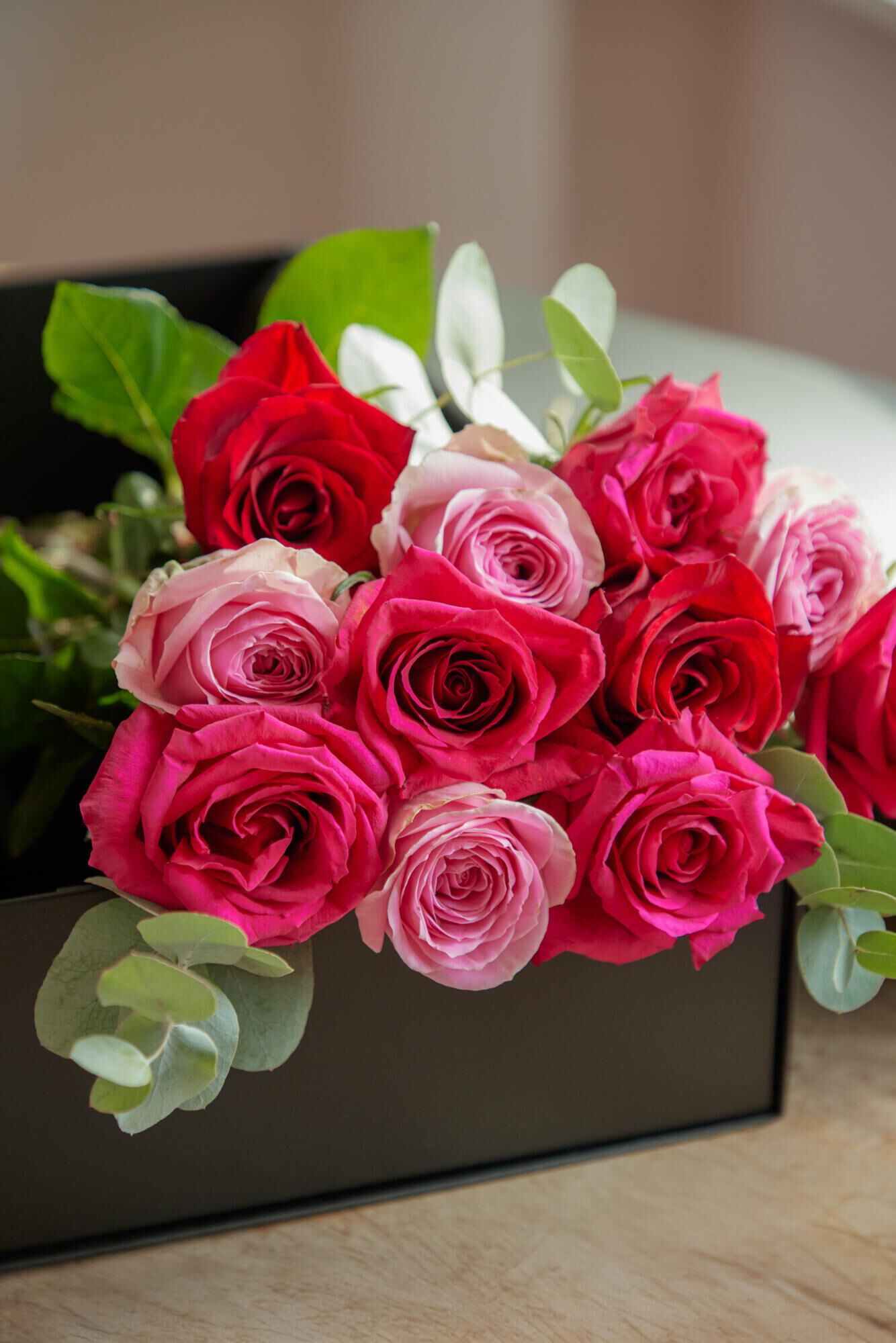  Rosen, Blumenstrauß,  pinke Rosen, rote Rosen, Schachtel-Arrangement