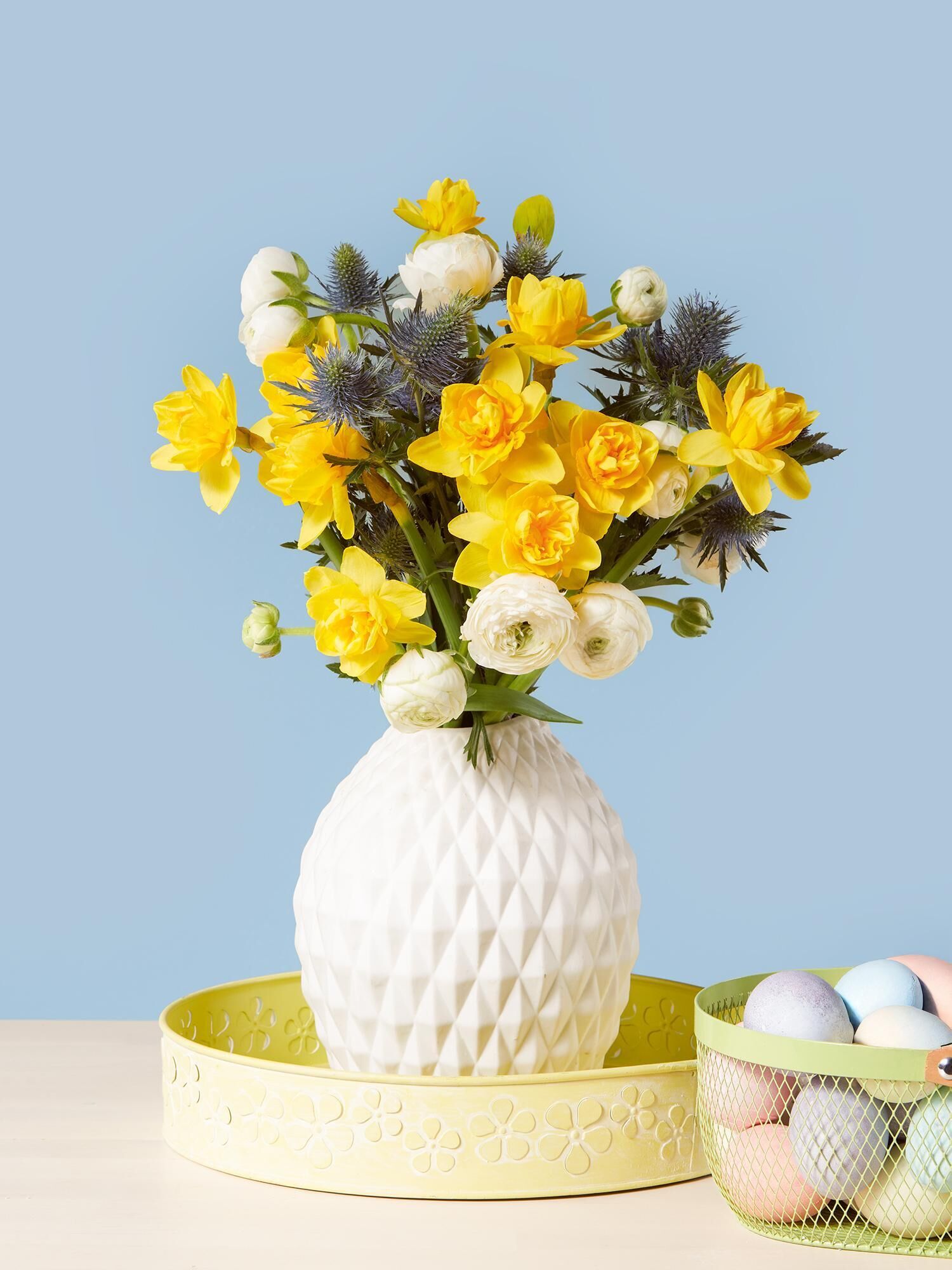 Blumenarrangement, gelbe Blumen, weiße Vase, Vasenmuster, Dekoschale