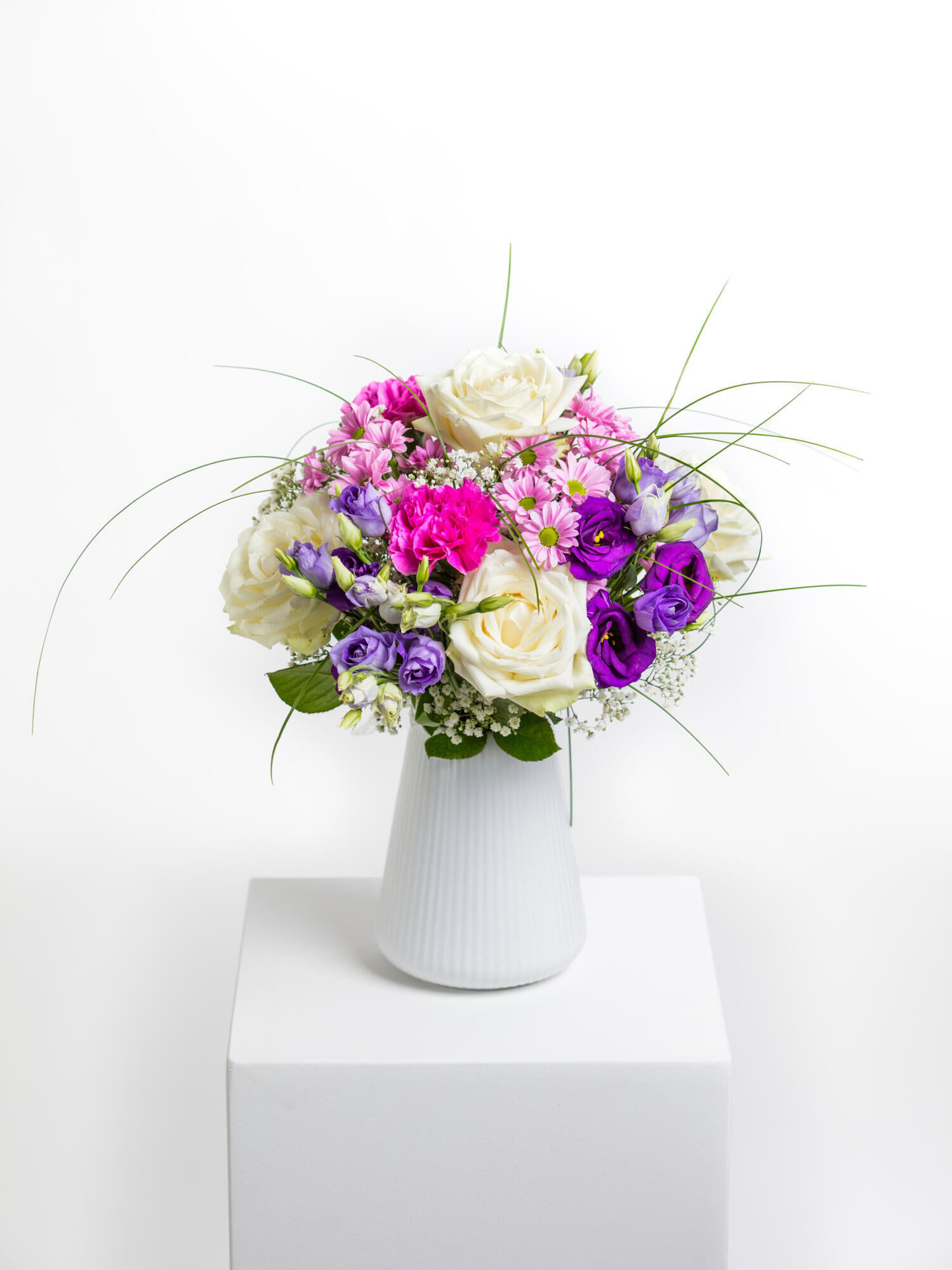 Blumenstrauß, weiße Vase, gemischte Blumen, lila pink weiß, Blumenarrangement