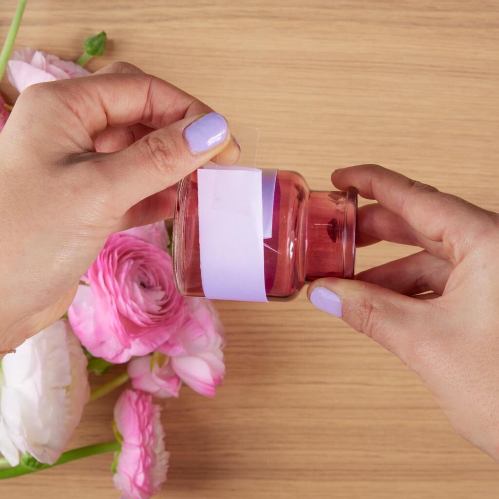 Band um die Vase wickeln